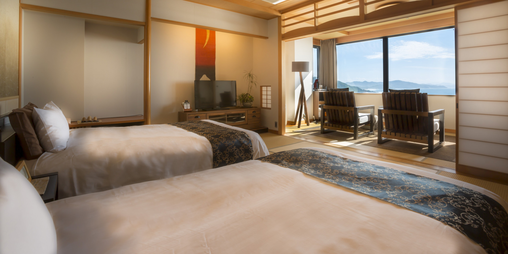 【最上階特別室「天海」】オーシャンビューの絶景と、寝心地抜群のシモンズ製のセミダブルベッドの客室。