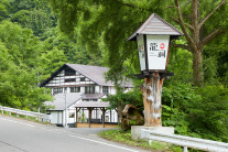 南館と灯篭看板