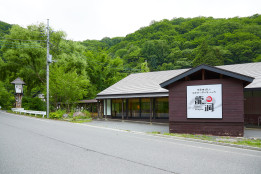 本館前