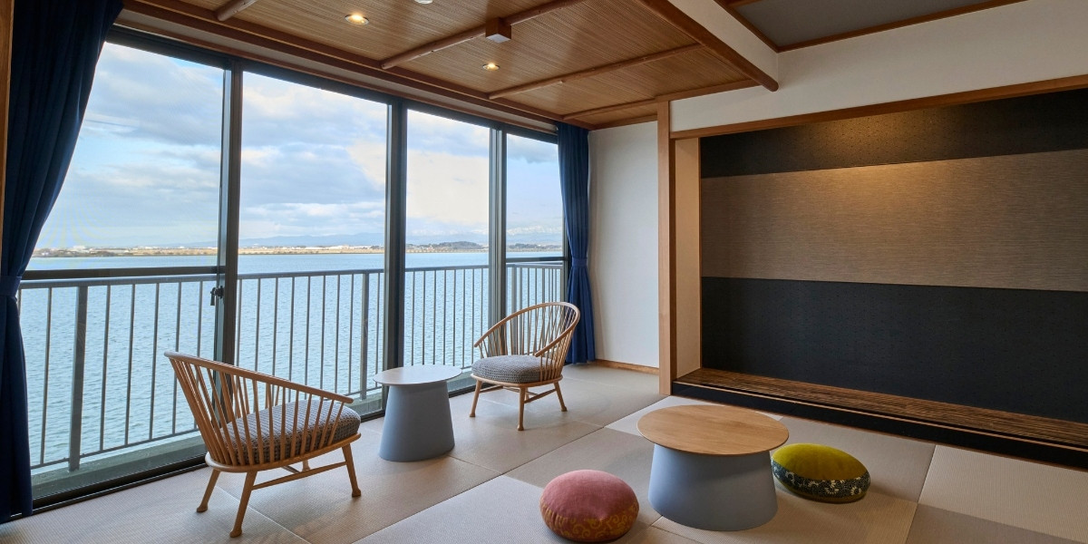湖面に映る月明りをしっとりと感じられる趣のあるコンフォート角部屋「湖灯（KOTO）」