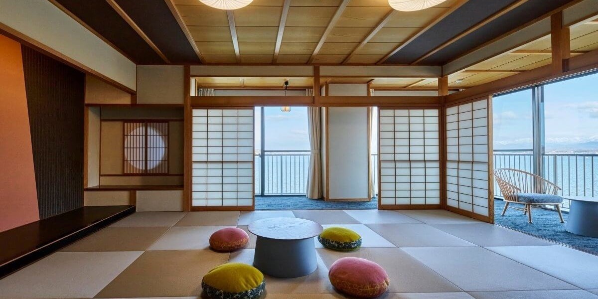 湖を借景にし、自然の心地よさを感じる 琉球畳敷きのコンフォート角部屋「湖白（KOHAKU）」