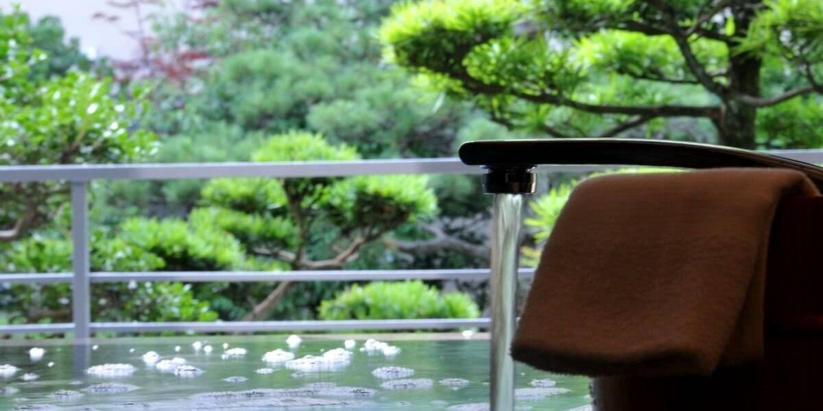 貸切風呂「九谷の湯」中庭を眺めゆっくり浸かれる浴槽、源泉かけ流しとなっております。