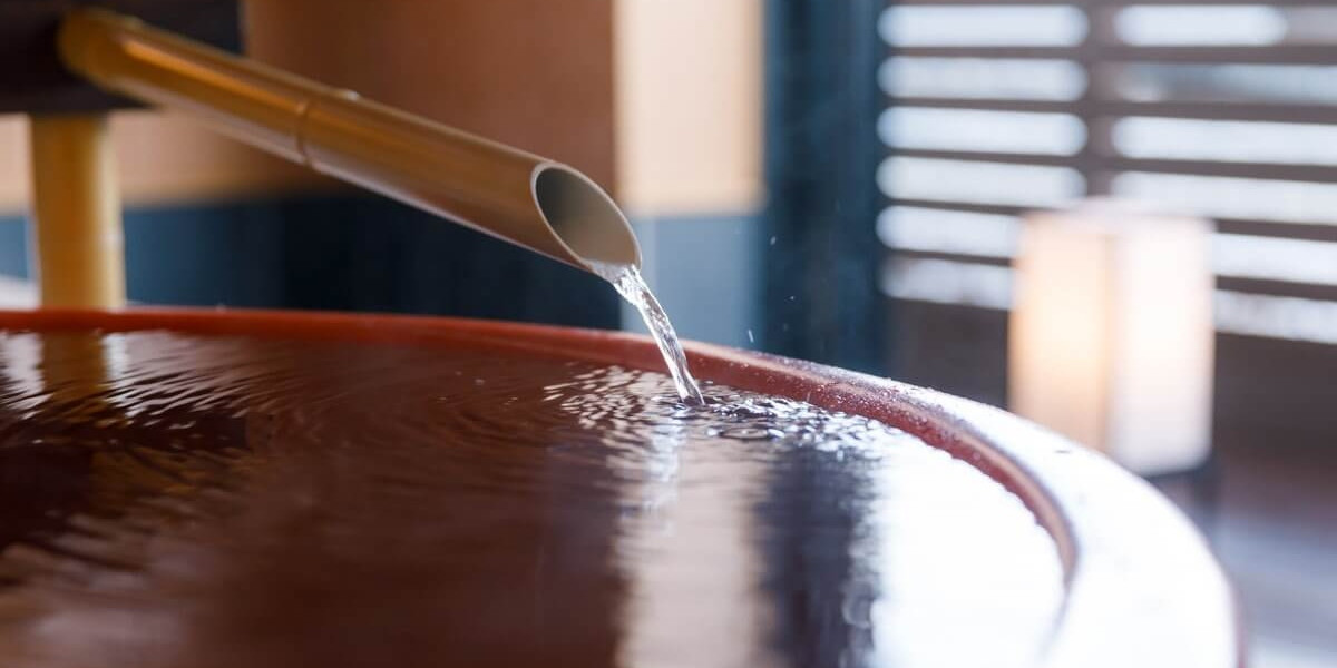 貸切風呂「湖の湯」湯釜２つ設えた湖畔を望む開放的な貸切風呂です