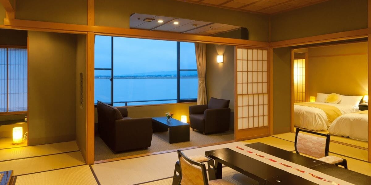 湖畔と浮御堂が一望できる和モダン特別室「閑雲」