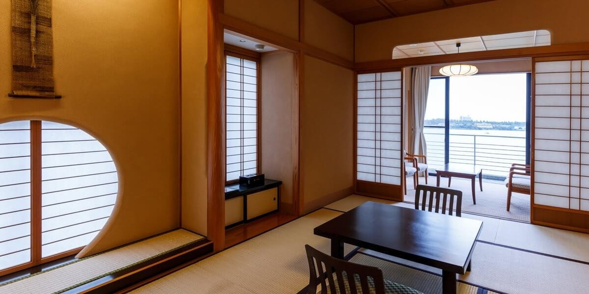 眺めのいいお部屋に片山津温泉の源泉を満たした岩風呂をご用意「源泉掛け流し 温泉岩風呂付き客室」