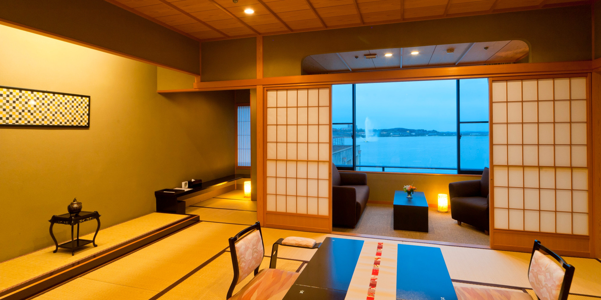 七色に変わる湖に面した純和風のたたずまい
