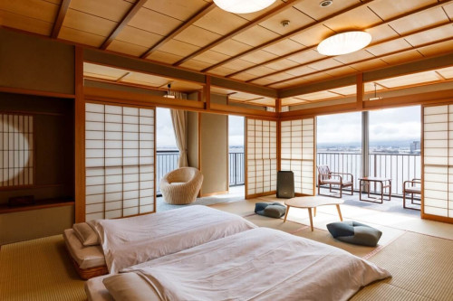 柴山潟湖面の浮御堂や、白山連峰の絶景がご覧いただける角部屋