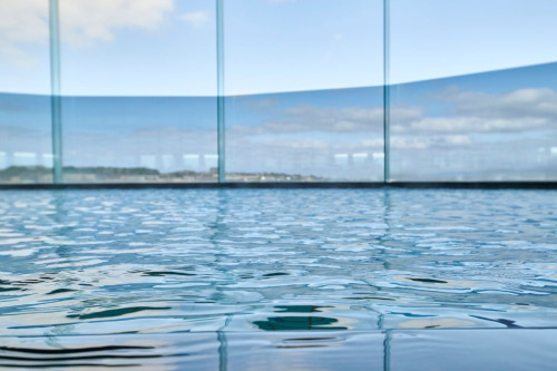 湖を眺めながら しっとりと湯に浸る 贅沢な時間