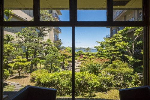 ずっと前にも訪れたような懐かしさに出会う、 湖畔の癒し宿