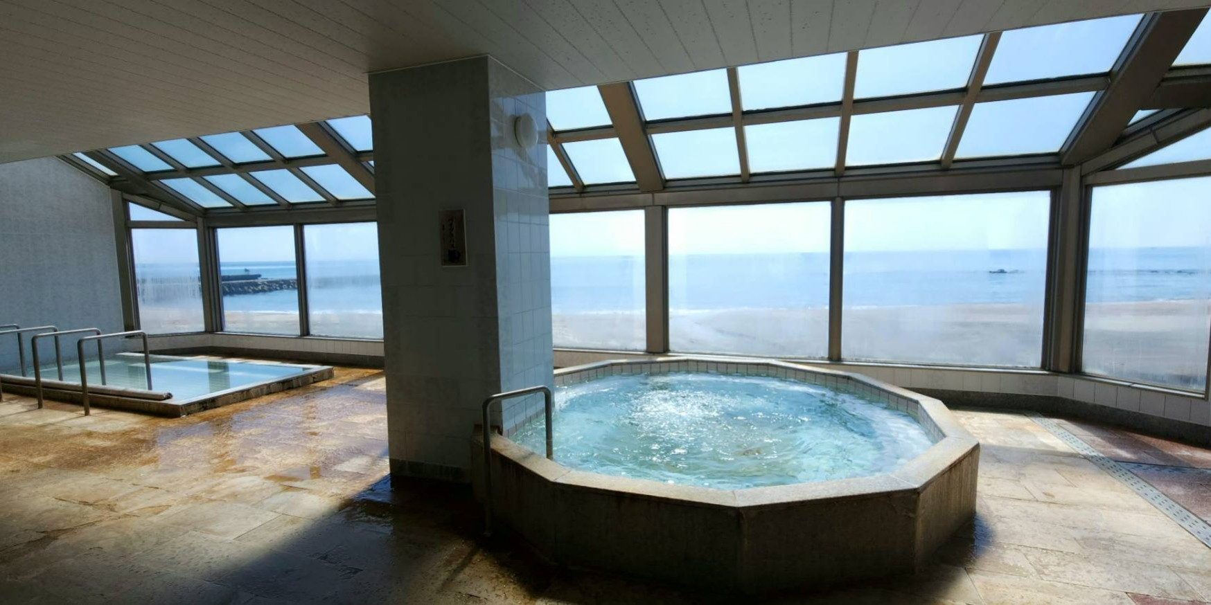 源泉かけ流しの大浴場(イメージ)