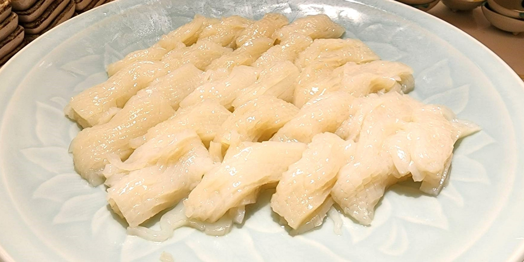 夕食ビュッフェで出しているイカの刺身(イメージ)