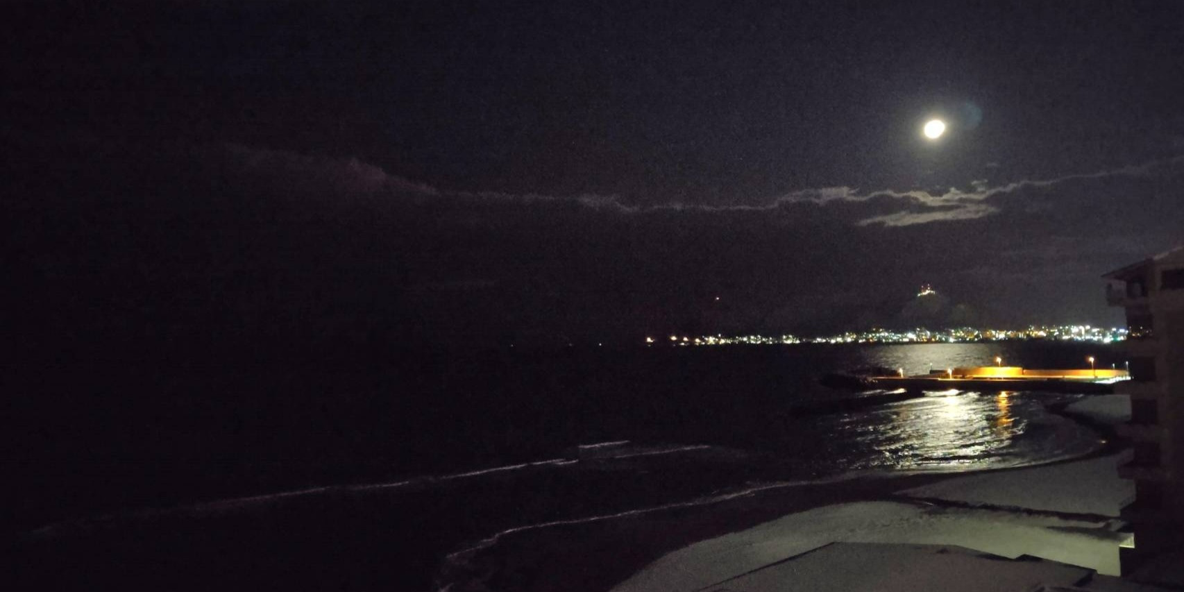 目の前に海が広がっております。
