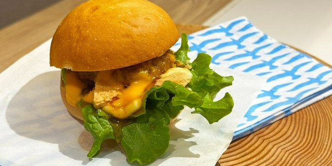 朝食ビュッフェで出している湯の浜バーガー(イメージ)