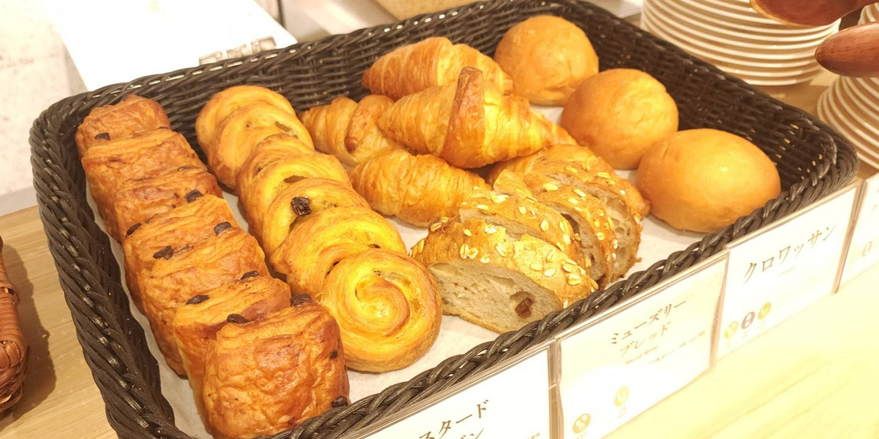 朝食ビュッフェで出している焼き立てパン(イメージ)