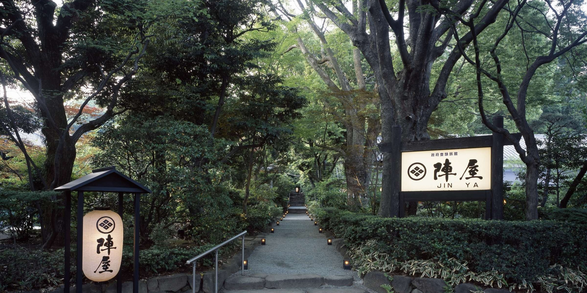 一万坪の緑豊かな庭園に一歩足を踏み入れると、五感をふるわせる静寂さと天地のうるおいが、物語をやさしく紡ぎはじめます。