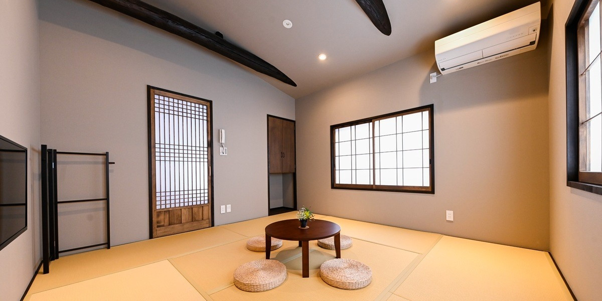 “楓”は古民家調に仕上げた1名様から3名様向けのシンプルなお部屋です。