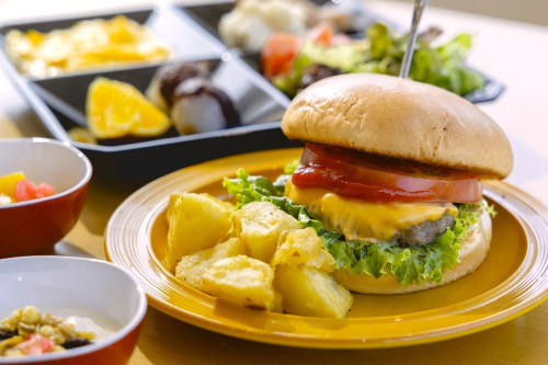【朝食】能登牛・能登豚を使ったハンバーガー