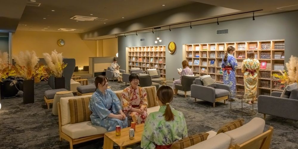 【湯上りラウンジ「月」】アルコールにおつまみ、約2千冊の漫画など、思い思いにお寛ぎください。