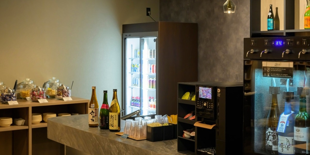 【湯上りラウンジ「月」】アルコールとソフトドリンク、おつまみを自由にお楽しみいただけます。