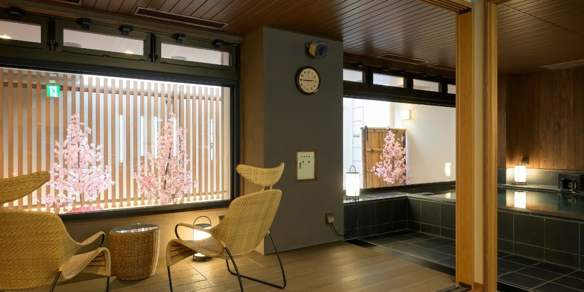 【貸切風呂「桜」】テラスをイメージした室内の寛ぎスペース。湯上りにお寛ぎいただけます。