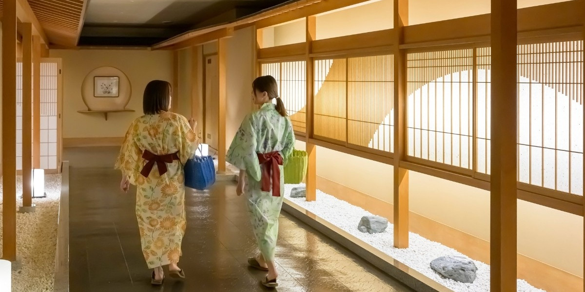 【女性大浴場】和の趣あふれる廊下で湯上がり散歩