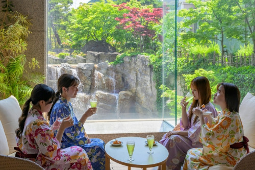 ロビーラウンジ「サンガーデン」で、山形名物の玉こんにゃくやウェルカムドリングで和やかなひとときを。