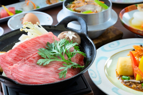 【山形牛すき焼き会席】まろやかな脂質が魅力の山形牛を味わう。