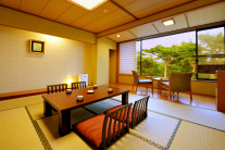ゆとりのある和の空間と赤松の緑が癒しを演出するお部屋_松林側和室