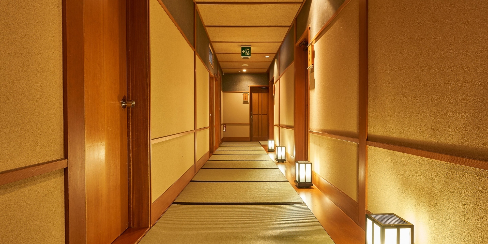 畳敷きの館内