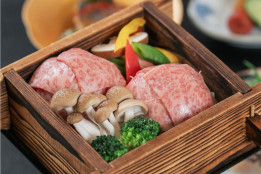A5ランクにいがた和牛を胡麻酢でさっぱりと。