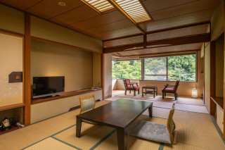	【本館客室】本館客室は12畳の純和室。お部屋からは四千坪の大庭園が眺められます。