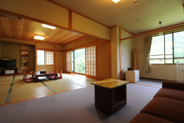 4階角部屋206号室　美しい山々が見下ろせるお部屋です。