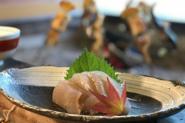 	祖谷の郷土料理の代表格ひとつ、こんにゃくのお刺身。やわらかな食感を手作り味噌だれで堪能ください♪