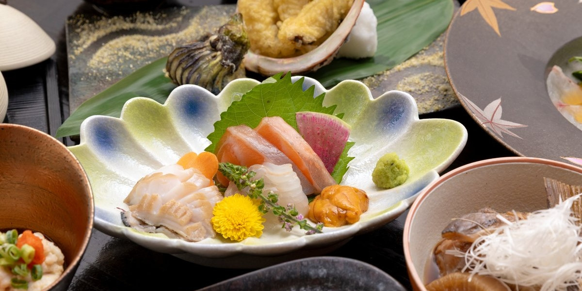 活鮑・湯布院サーモン・ウニなどを味わえる「海の幸お造り四種盛り」（海鮮焼きプラン）