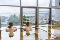 源泉かけ流しの天然温泉100%。絶景とともにご堪能いただけます。
