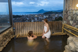 湯けむりの向こうに広がる別府の街並みと高崎山