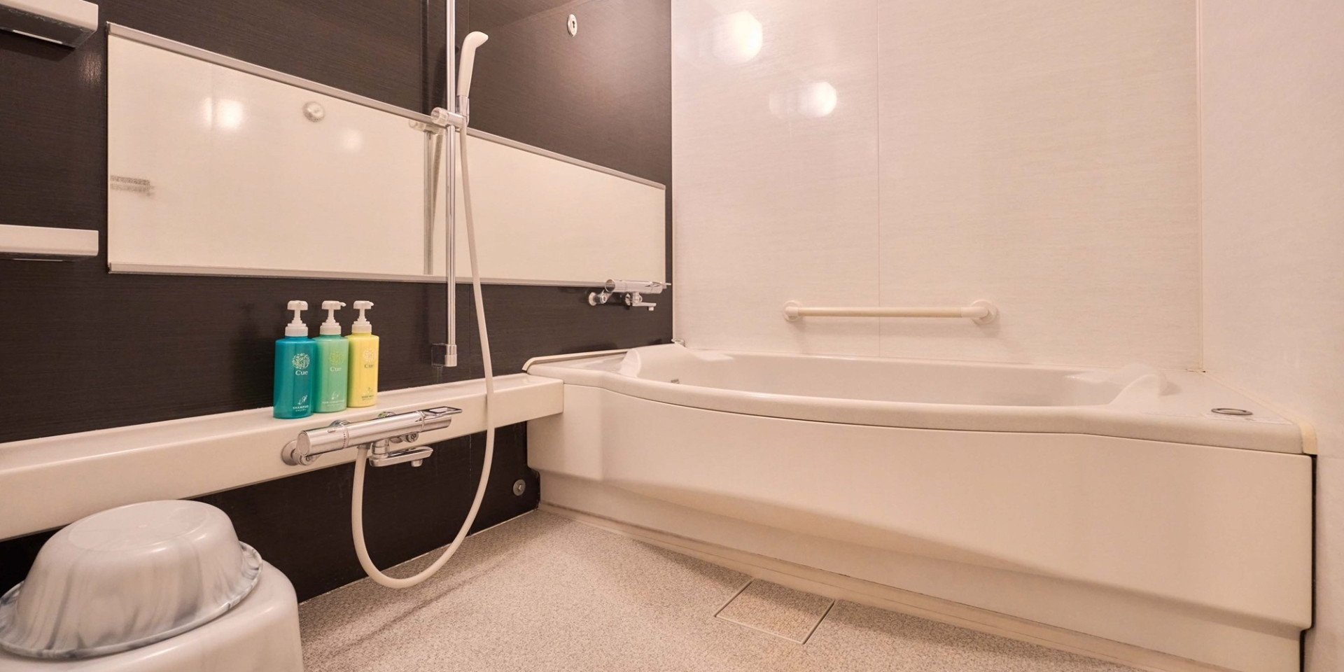 スイートルーム　バスルーム一例